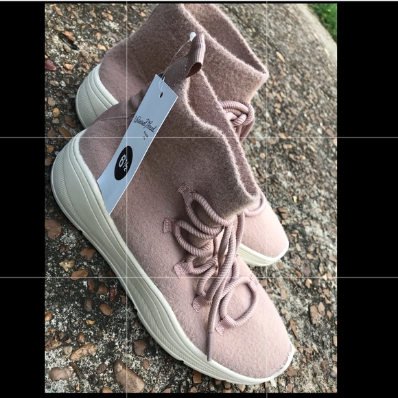 Plush pink tennis shoes - Picture 1 of 1